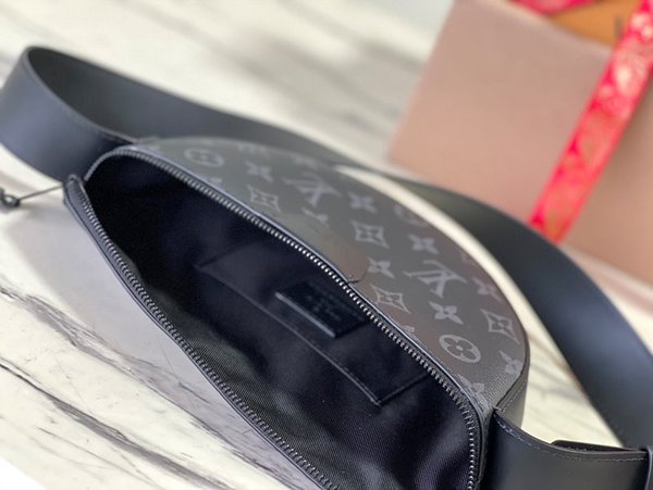 루이비통 LV 문 크로스바디 [매장가 250만원대]