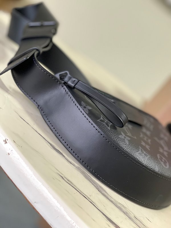 루이비통 LV 문 크로스바디 [매장가 250만원대]