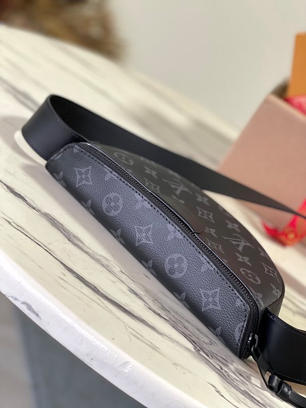 루이비통 LV 문 크로스바디 [매장가 250만원대]