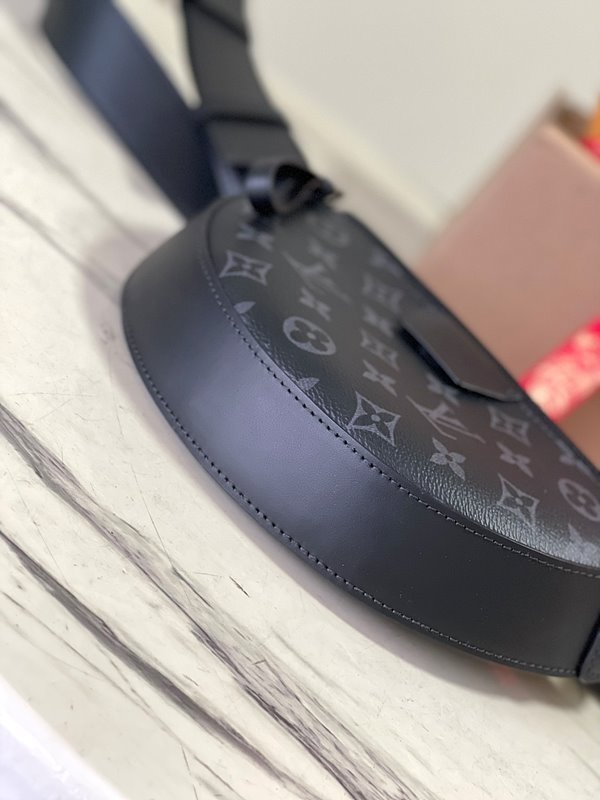 루이비통 LV 문 크로스바디 [매장가 250만원대]