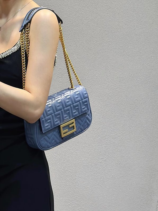 펜디 바게트 체인 미디 블루 [매장가 420만원대]