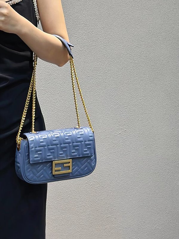 펜디 바게트 체인 미디 블루 [매장가 420만원대]
