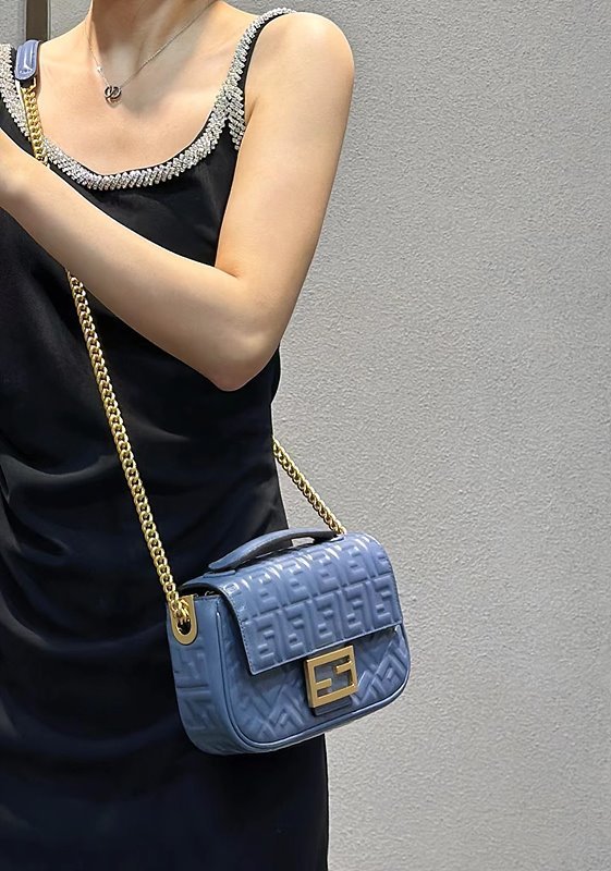 펜디 바게트 체인 미디 블루 [매장가 420만원대]