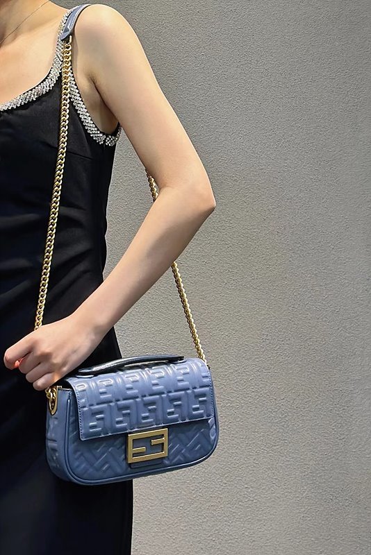 펜디 바게트 체인 미디 블루 [매장가 420만원대]