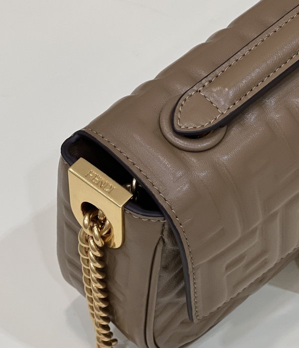 펜디 바게트 체인 미디 초코 [매장가 420만원대]