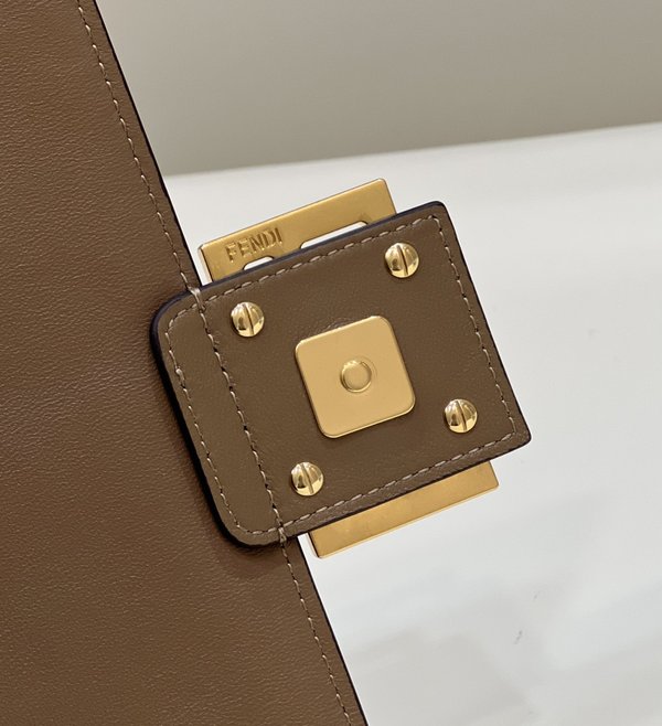 펜디 바게트 체인 미디 초코 [매장가 420만원대]