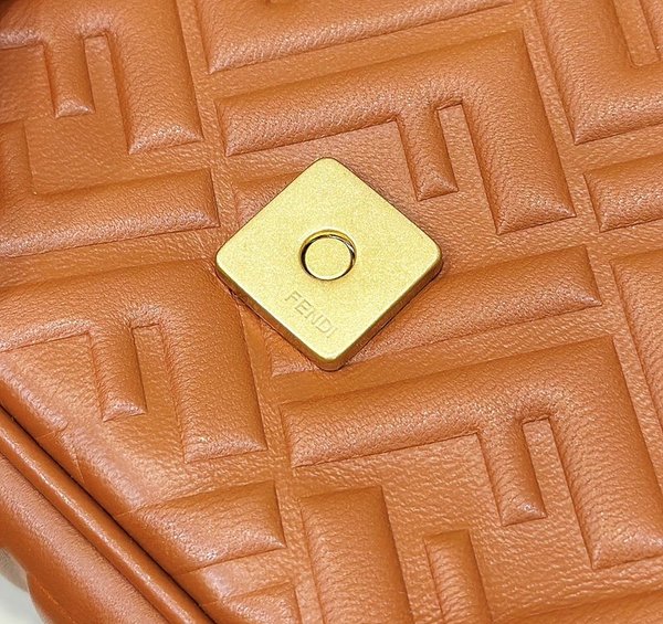 펜디 바게트 체인 미디 브라운 [매장가 420만원대]