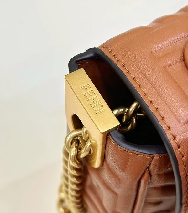 펜디 바게트 체인 미디 브라운 [매장가 420만원대]