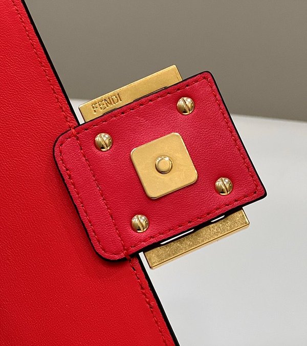 펜디 바게트 체인 미디 레드 [매장가 420만원대]