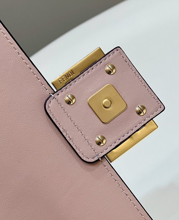 펜디 바게트 체인 미디 페일 핑크 [매장가 420만원대]