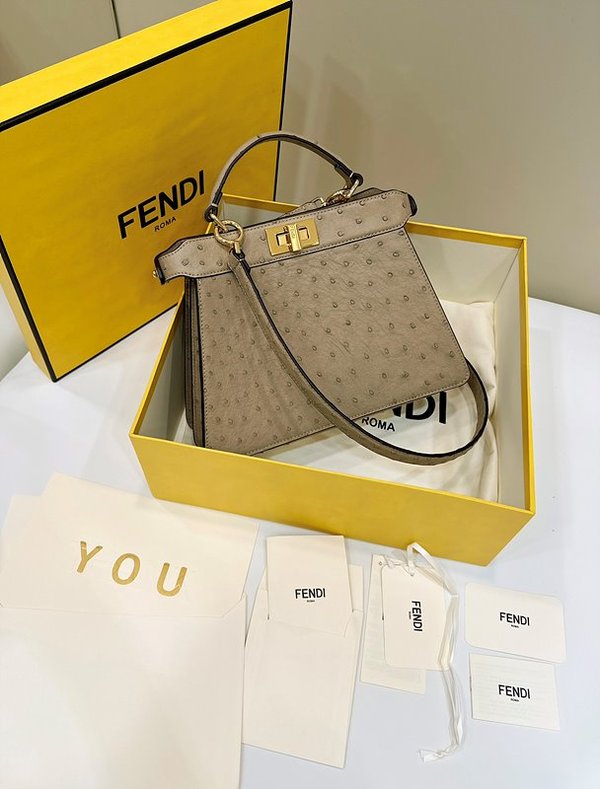 팬디 FENDI 피카부 I See U 스몰 베이지 타조가죽 백 [매장가 1450만원대]