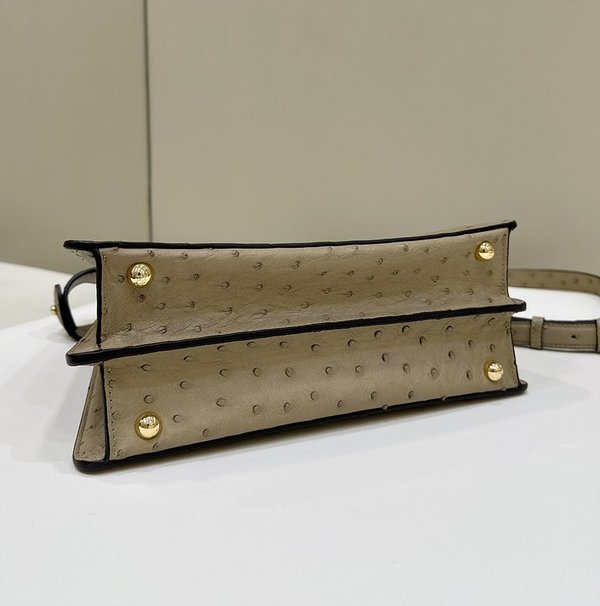 팬디 FENDI 피카부 I See U 스몰 베이지 타조가죽 백 [매장가 1450만원대]