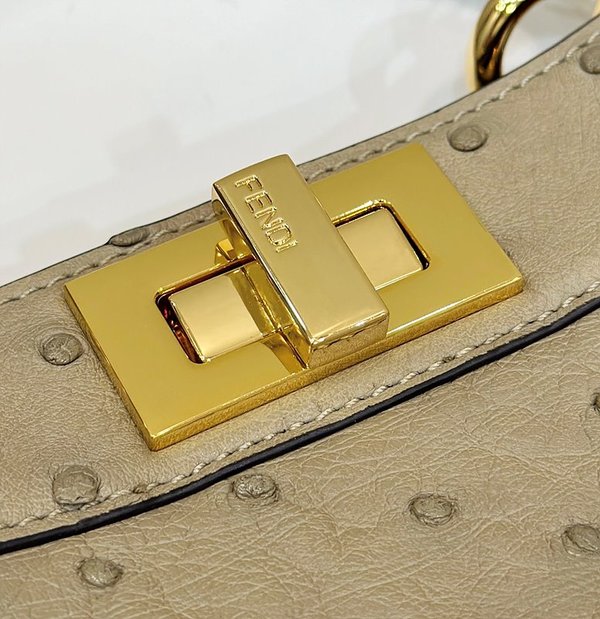 팬디 FENDI 피카부 I See U 스몰 베이지 타조가죽 백 [매장가 1450만원대]