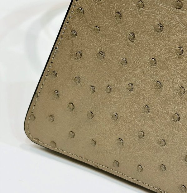 팬디 FENDI 피카부 I See U 스몰 베이지 타조가죽 백 [매장가 1450만원대]