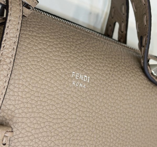 펜디 Fendi By The Way 미디엄 탑 핸들 백 / 베이지스티치 [370만원대]