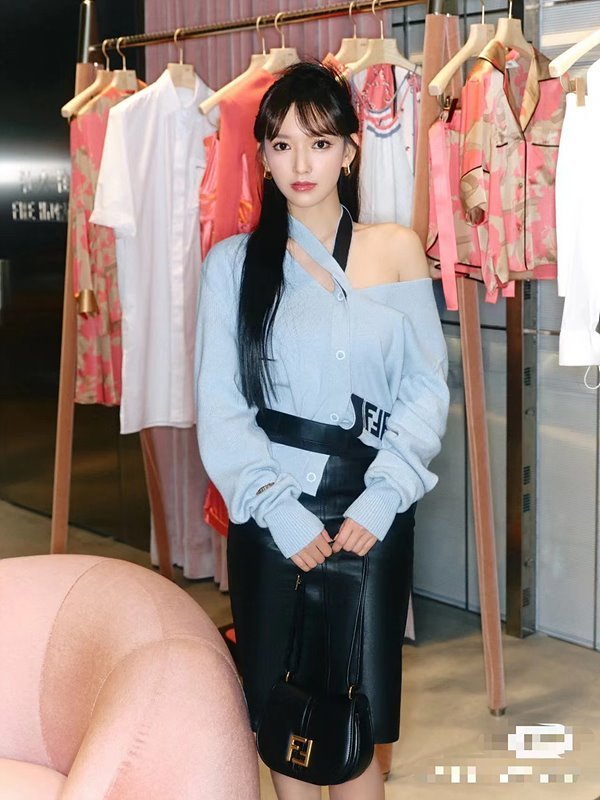 펜디 커’몬 미니 백 / 네이비 (우주소년성소착용) [매장가330만원대]