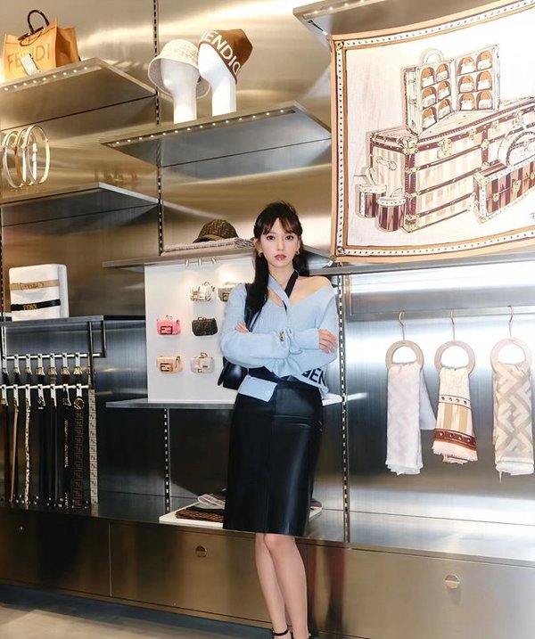 펜디 커’몬 미니 백 / 네이비 (우주소년성소착용) [매장가330만원대]