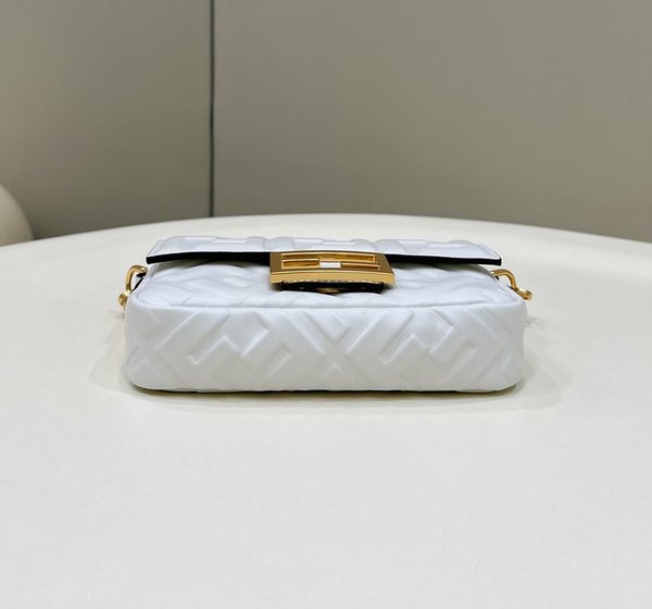 펜디 바게트 미니 체인 백 / 화이트 [매장가320만원대]