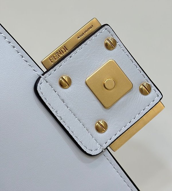 펜디 바게트 미니 체인 백 / 화이트 [매장가320만원대]