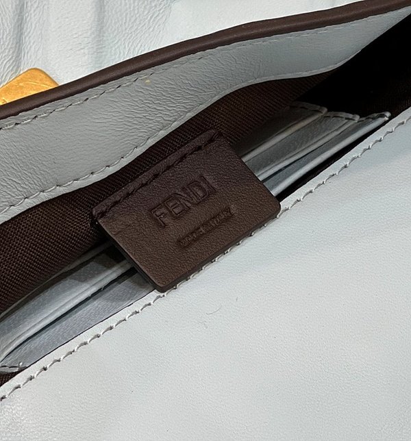 펜디 바게트 미니 체인 백 / 스카이 [매장가320만원대]