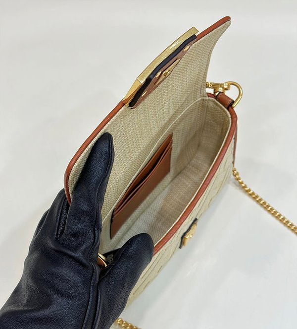 펜디 바게트 미니 체인 백 / 베이지FF [매장가320만원대]