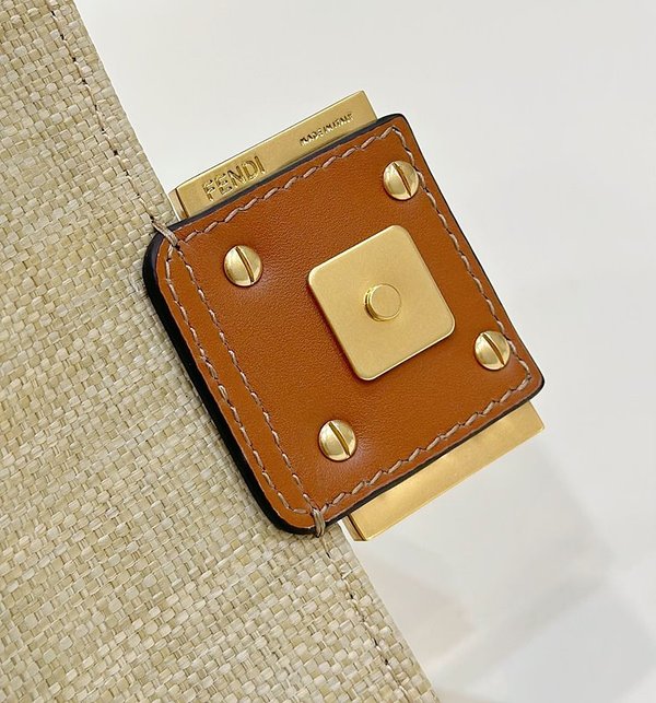 펜디 바게트 미니 체인 백 / 베이지FF [매장가320만원대]