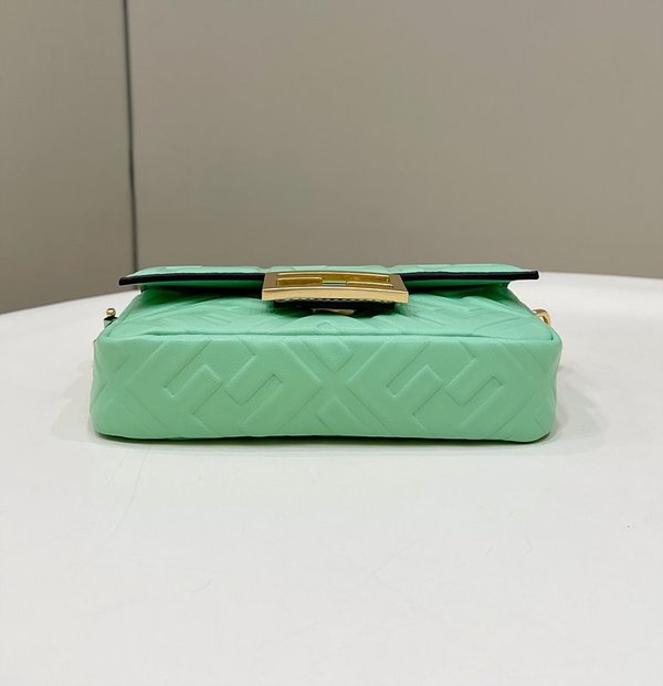 펜디 바게트 미니 체인 백 / 민트 [매장가320만원대]