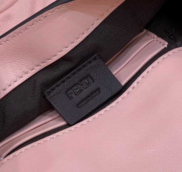 펜디 바게트 미니 체인 백 / 라이트핑크 [매장가320만원대]
