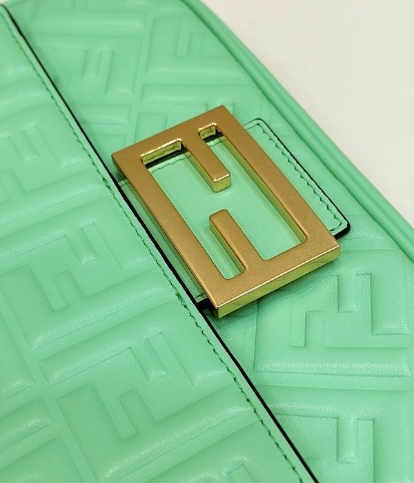 펜디 바게트 체인 미디 그린 [매장가 420만원대]