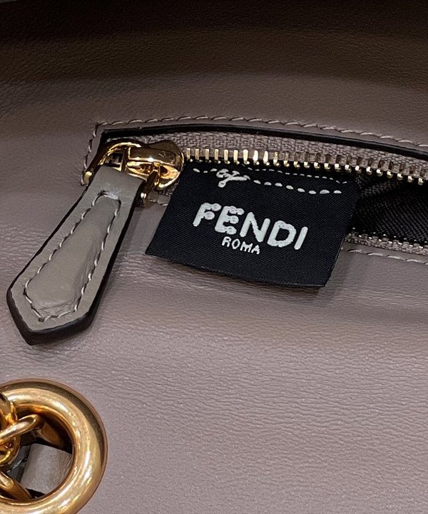 펜디 바게트 체인 미디 그레이 [매장가 420만원대]