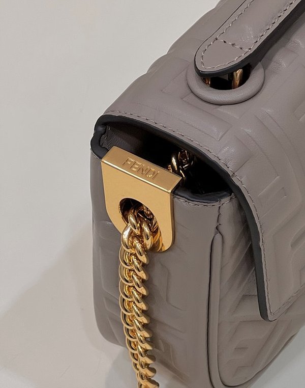 펜디 바게트 체인 미디 그레이 [매장가 420만원대]