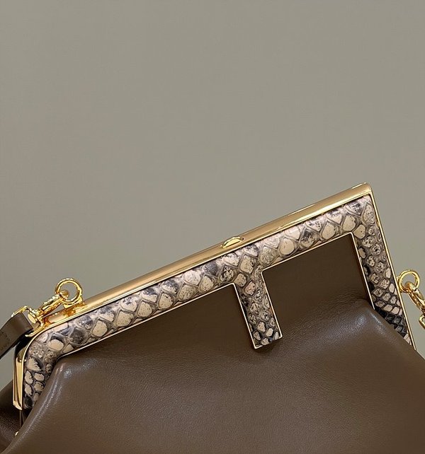 펜디 퍼스트 스몰 브라운 [매장가 440만원대]