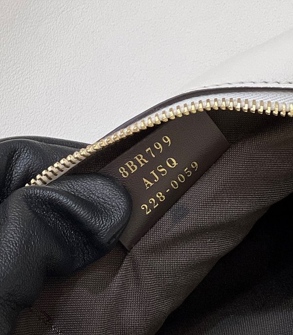 펜디 그라피 화이트 [매장가 410만원대]