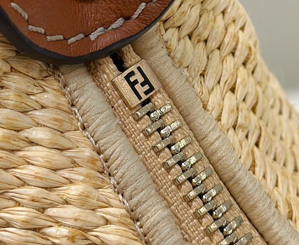 펜디 그라피 스몰 내추럴 [매장가 350만원대]