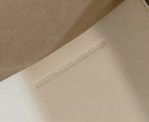 펜디 선샤인 미디엄 화이트 [매장가 410만원대]