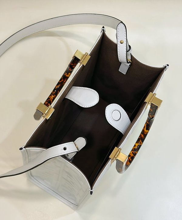 펜디 선샤인 스몰 화이트 가죽 쇼퍼백 [매장가 350만원대]