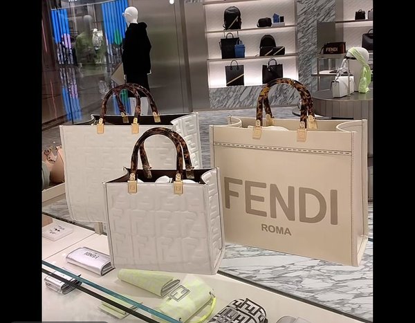 펜디 선샤인 스몰 화이트 가죽 쇼퍼백 [매장가 350만원대]