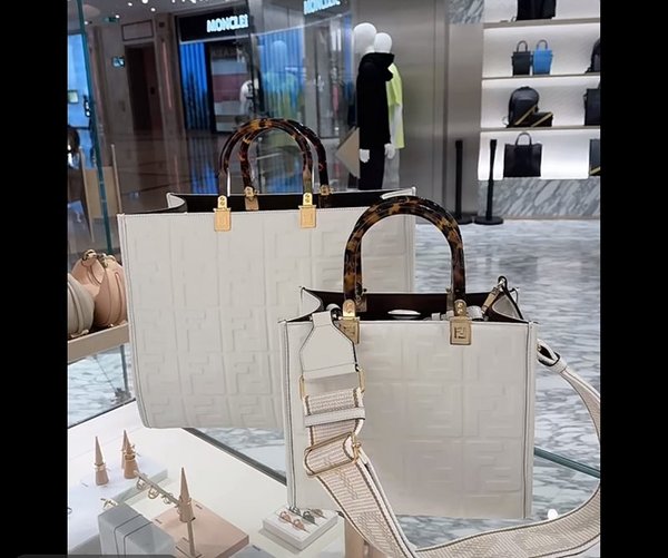 펜디 선샤인 스몰 화이트 가죽 쇼퍼백 [매장가 350만원대]