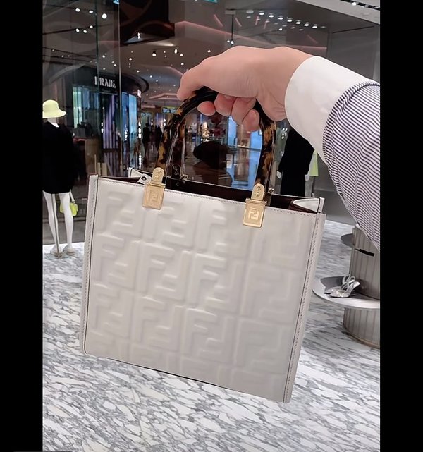 펜디 선샤인 스몰 화이트 가죽 쇼퍼백 [매장가 350만원대]