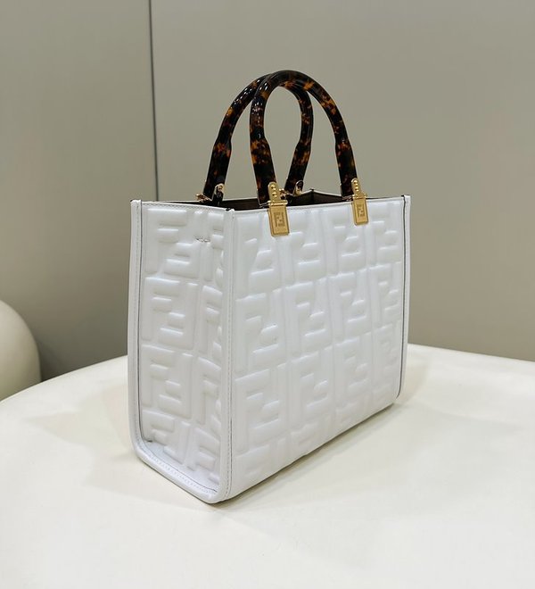 펜디 선샤인 스몰 화이트 가죽 쇼퍼백 [매장가 350만원대]