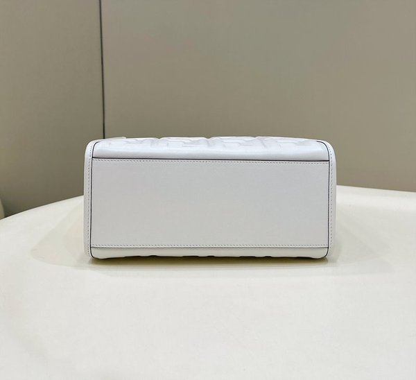 펜디 선샤인 스몰 화이트 가죽 쇼퍼백 [매장가 350만원대]