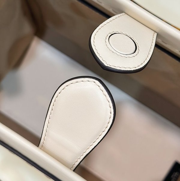 펜디 선샤인 스몰 화이트 [매장가 330만원대]