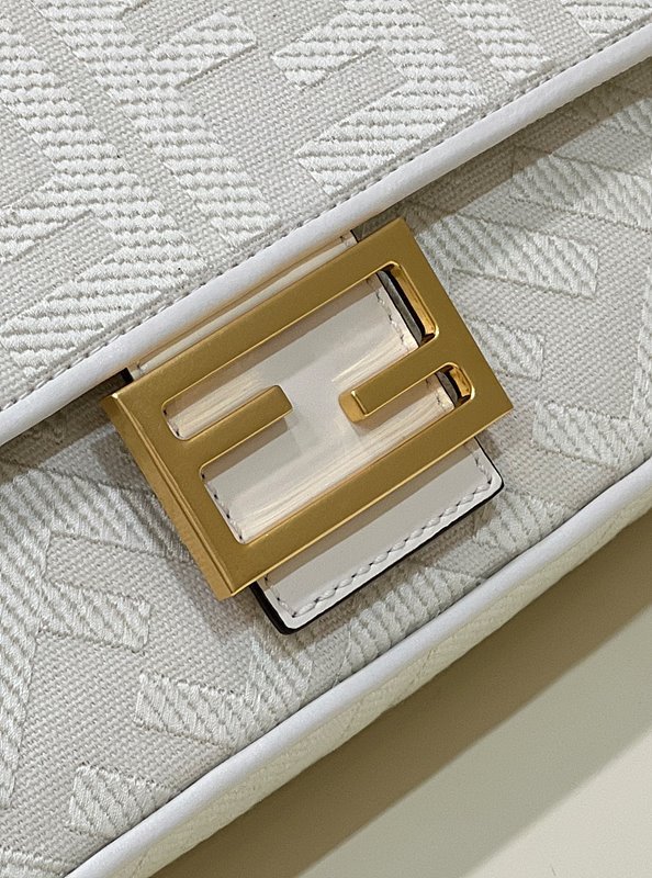 펜디 바게트 화이트FF [매장가 430만원대]