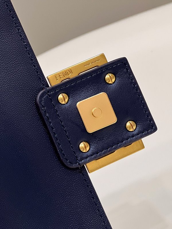 펜디 바게트 사파이어블루 [매장가 460만원대]