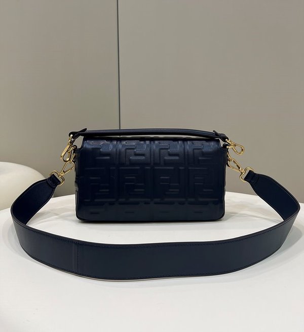 펜디 바게트 사파이어블루 [매장가 460만원대]