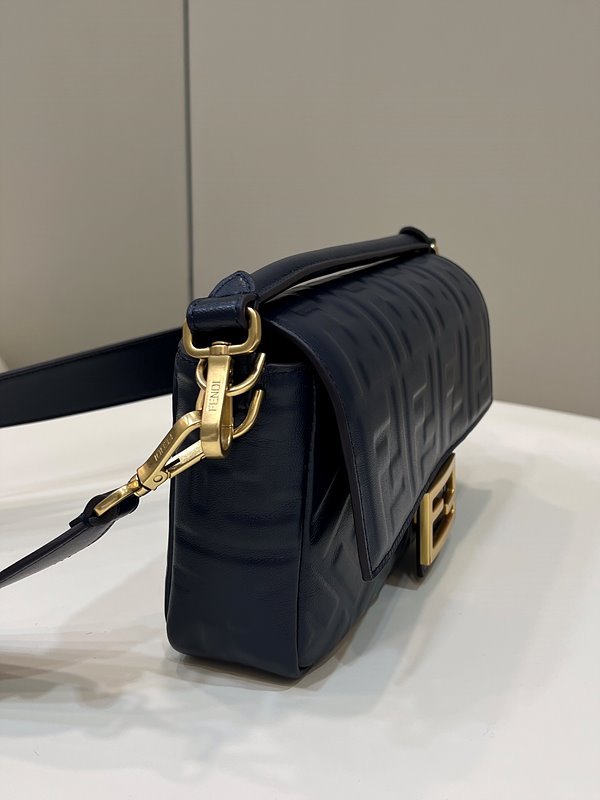 펜디 바게트 사파이어블루 [매장가 460만원대]