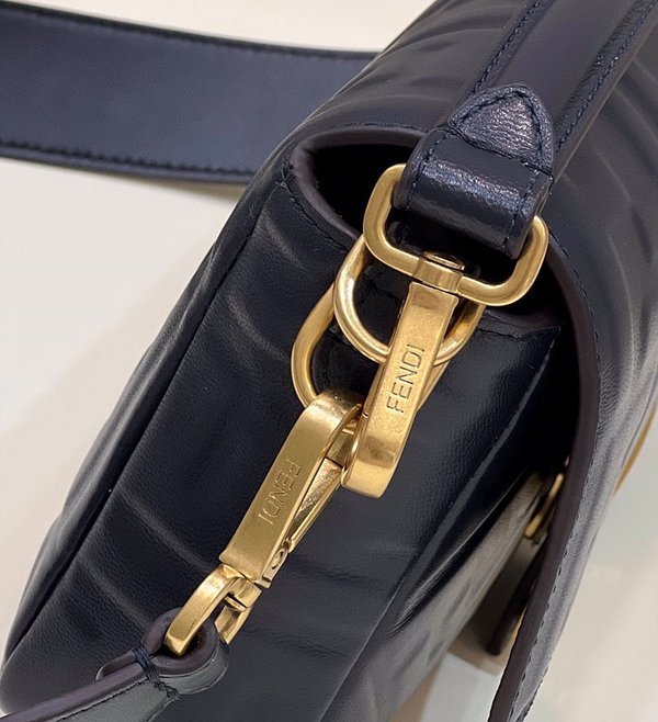 펜디 바게트 사파이어블루 [매장가 460만원대]