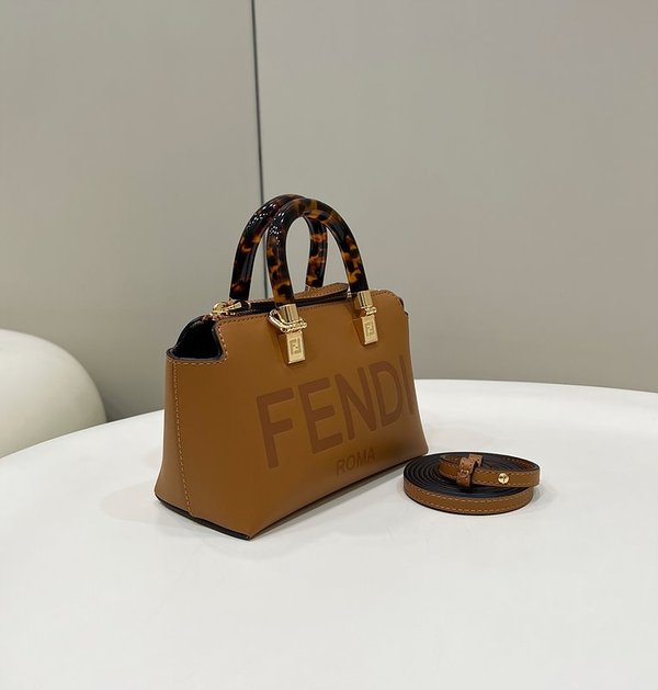 펜디 바이 더 웨이 미니 브라운 [매장가 230만원대]