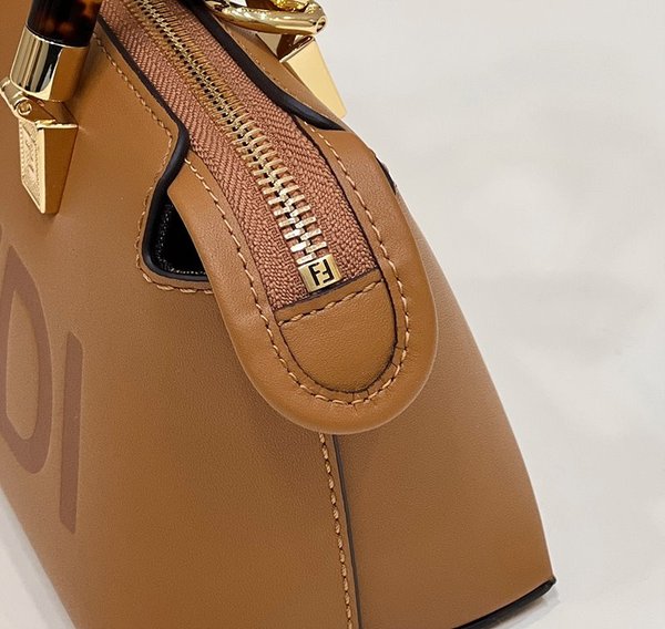 펜디 바이 더 웨이 미니 브라운 [매장가 230만원대]