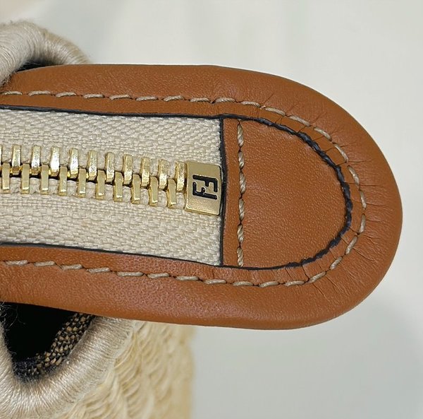 펜디 바이 더 웨이 미니 내츄럴 베이지 [매장가 230만원대]